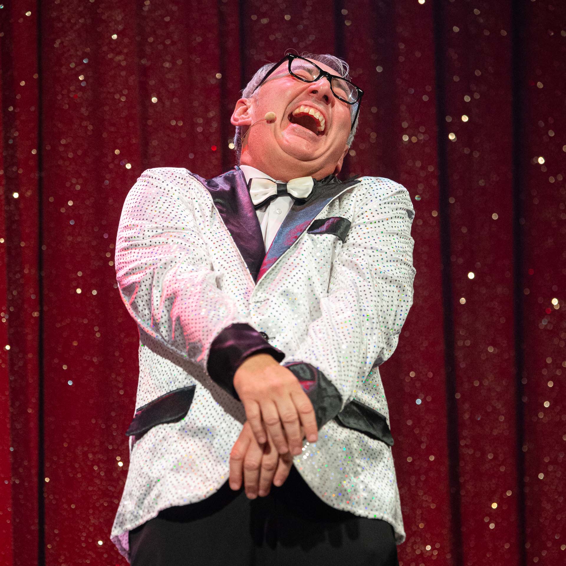 Roberto Hola sur scène au Festival International de la Magie 2023